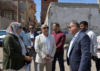 في جولة صباحية  محافظ الإسماعيلية يتفقد سوق الشهداء للخضروات والأسماك بشارع شل