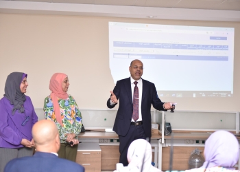 وزير العمل يتفقد دورات تدريبية لتدريب مسؤولي إدارات العمالة غير المنتظمة على التعامل مع “المنصة الإلكترونية”