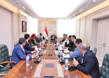 وزير العمل يلتقي وفدًا من بنك مصر.. إعداد بروتوكول تعاون لإستيفاء نسبة تعيين الـ5% من ذوي الهمم