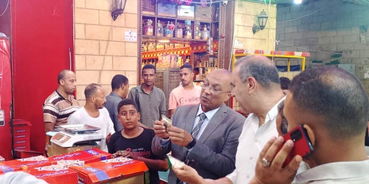 حملة مشتركة تنجح فى إعدام 650 كيلو جرام من الأغذية مجهولة المصدر بأسوان