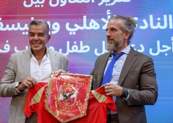 “مرتجي” يهدي ممثل اليونيسف في مصر قميص وعلم النادي