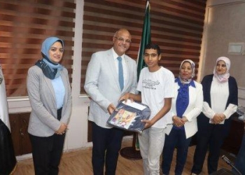 في إطار مبادرة “بداية”.. محافظ القليوبية يكرم 15 من الأيتام بدار البنين والبنات ببنها