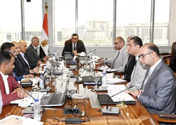 وزير الإسكان يتابع سير العمل بمشروعات الإسكان والمرافق التى تنفذها شركة بتروجيت بعدد من المدن الجديدة