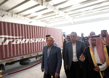 رئيس الوزراء يتفقد مصنع “يونيفرسال للأثاث” بحي عتاقة بمحافظة السويس