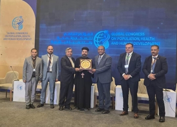 المؤتمر العالمي للصحة و السكان و التنمية البشرية يمنح مركز مارمرقس لغسيل الكلى بشبرا درع تكريم