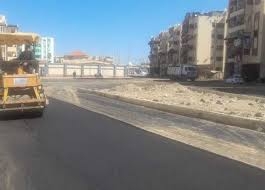 تزامنًا مع خطة المحافظة لرفع كفاءة منظومة الطرق ببورسعيد للارتقاء بالشكل الحضاري والجمالي   استمرار أعمال الرصف بالطبقة الأسفلتية بشارع كسري بنطاق حي المناخ