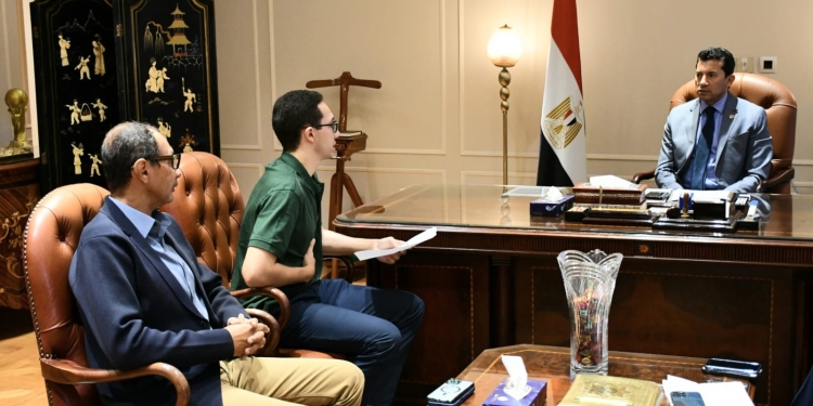 وزير الشباب يستقبل لاعب منتخب مصر للسلاح