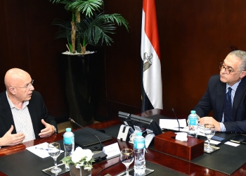 بتكلفة استثمارية 385 مليون دولار..أكبر منتج للأقمشة المصبوغة في العالم يبحث إنشاء مصنع في مصر