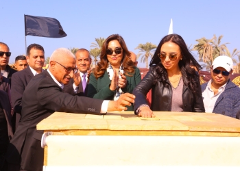 على هامش زيارتها لشمال سيناء.. وزيرة التنمية المحلية تشارك وزيرة التضامن في وضع حجر أساس إنشاء أرض معارض دائمة وسوق مركزي بمدينة العريش