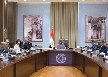 رئيس الوزراء يعقد اجتماعاً لمناقشة مسودة قانون إنشاء مناطق المال والأعمال في مصر