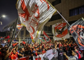 بالصور..جماهير الأهلي تستقبل اللاعبين وتنتشر في طريق مطار حمد