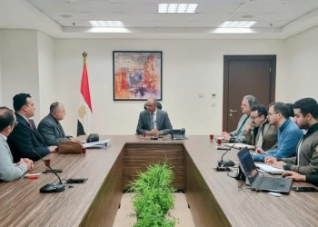 نائب وزير الإسكان يلتقي مسئولي إحدى الشركات المتخصصة في أنظمة معالجة الصرف الصحي المتقدمة