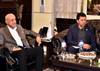 بحضور نواب البرلمان.. وزير الشباب ومحافظ الأقصر يجتمعان لمناقشة قضايا الشباب والتنمية الرياضية