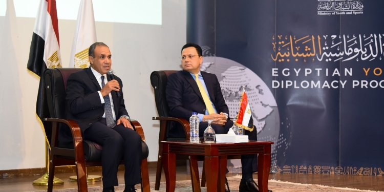 وزير الخارجية يستعرض ثوابت السياسة الخارجية المصرية خلال لقائه بشباب برنامج الدبلوماسية الشبابية