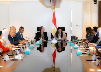 وزيرتا البيئة  والتخطيط يناقشا توجهات الخطة الاستثمارية لقطاع البيئة للعام المالي القادم 2026/2025