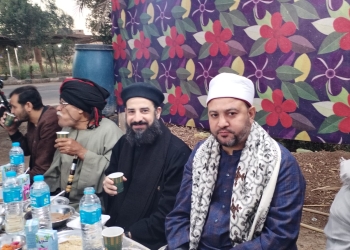 فيها حاجة حلوة .. قس بمطرانية قوص ونقادة يوزع إفطار للصائمين على الطريق السريع