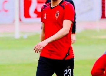 مدافع الأهلي السابق بظهر في الجهاز الفني المعاون لقمصان أمام إنبي