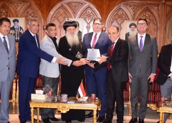 حزب الجبهة الوطنية يزور نيافة الأنبا بولا ويقدّم له درعًا تقديريًا