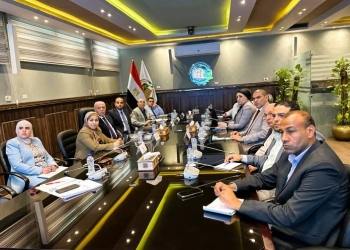رئيس هيئة تنمية الصعيد يعقد اجتماعًا مع رئيس مركز تحديث الصناعة ورئيس الجهاز التنفيذي للمشروعات الصناعية والتعدينية