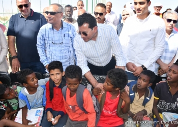 وزير الشباب يفتتح الملعب الخماسي بمركز  حلايب ويوجه بإنشاء ملعب متعدد