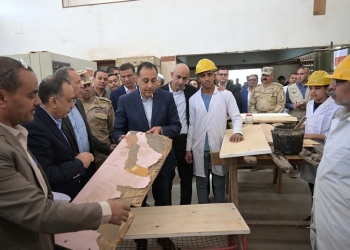 رئيس الوزراء يتفقد مدرسة أسيوط الثانوية الزخرفية ومعرض منتجات التعليم الفني