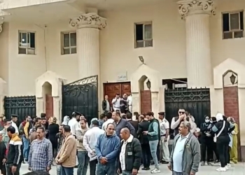مواطنين يتظاهرون أمام محكمة إيتاي البارود في أولي جلسات المحاكمة في قضية طفل دمنهور