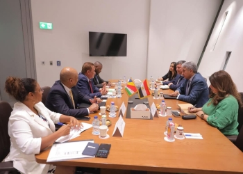 وزير السياحة والآثار يبحث مع وزير الخارجية والسياحة بسيشل أوجه تعزيز سبل التعاون السياحي بين البلدين