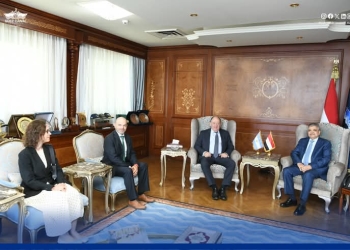 رئيس هيئة قناة السويس  يبحث مع  السفير الأرجنتيني سبل التعاون المشترك