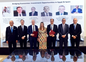 الرئيس التنفيذي للهيئة العامة للاستثمار والمناطق الحرة يشهد توقيع اتفاقية للتعاون التقني بين مجموعة السويدي ومركز (سيرسي) الإسباني لأبحاث موارد الطاقة