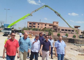 رئيس جامعة بنها يتفقد مشروع مجمع المدرجات المركزى بكفر سعد
