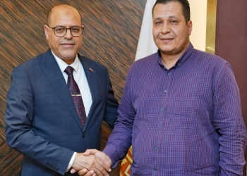 وزير العمل يُكافئ موظف بالوزارة لأمانته وإعادة مبلغ مالي إلى مواطن قام بتحويله بطريق الخطأ