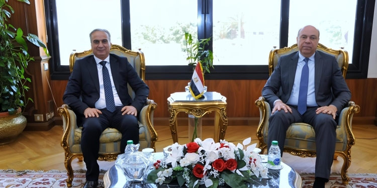وزير الطيران المدني يلتقي مع رئيس جهاز حماية المستهلك لبحث سبل التعاون المشترك بين الجانبين