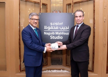 ” المسلماني ”  يهدي سفير باكستان مجموعة أم كلثوم في أثناء زيارته استديو نجيب محفوظ بماسبيرو