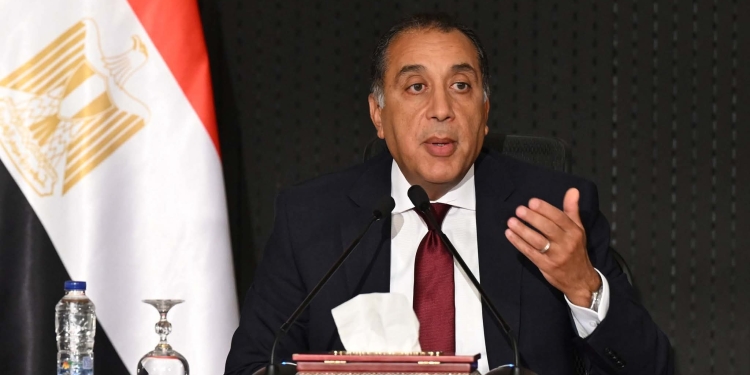 رئيس الوزراء : بدءًا من الشهر المقبل سيدخل الخدمة حقلا بترول في الصحراء الغربية و بدء ضخ المزيد من الإنتاج