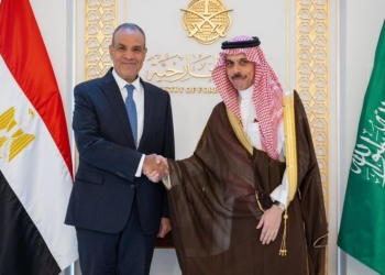 وزير الخارجية السعودي يبحث مع نظيره المصري التطورات الإقليمية وتداعياتها على أمن المنطقة