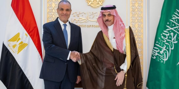 وزير الخارجية السعودي يبحث مع نظيره المصري التطورات الإقليمية وتداعياتها على أمن المنطقة