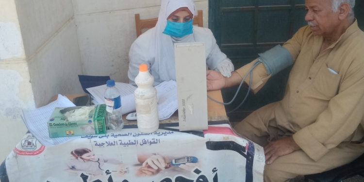 خلال يومين ببراوة اهناسيا.. محافظ بنى سويف: فحص وتوفيرالعلاج لــ 1100حالة في 7 تخصصات…وتقديم 3422خدمة طبية بقافلة للصحة ضمن”حياة كريمة “