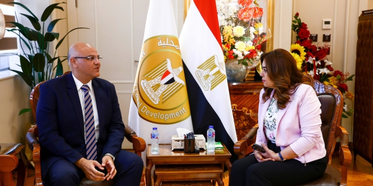 وزيرة التنمية المحلية تتابع مع محافظ القليوبية مشروعات “حياة كريمة”