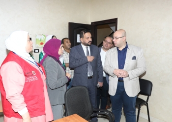 محافظ بني سويف يتفقد العمل العيادة المتنقلة لخدمات المبادرات الرئاسية للمرأة