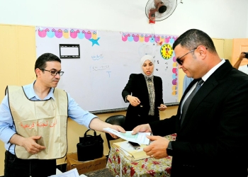 وزير الإسكان يدلي بصوته بانتخابات مجلس الشيوخ