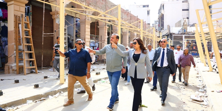 وزيرة التنمية المحلية تتفقد المرحلة الأولى من تطوير سوق العتبة بالقاهرة بتكلفة ٣٨ مليون جنيه