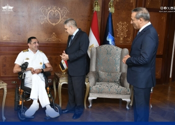 بعد تسجيله رقم قياسي في موسوعة جينيس.. الفريق أسامة ربيع يكرم الربان ولاء حافظ ويهديه درع قناة السويس