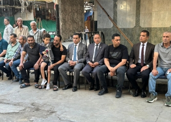 محافظ بورسعيد يقدم واجب العزاء لأسرة السيدة الراحلة جراء حادث “حريق شارع الحميدي بحي العرب “
