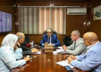 وزير قطاع الأعمال العام في زيارة مفاجئة لشركة السد العالي للمشروعات الكهربائية والصناعية “هايديليكو”