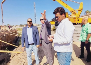 لجنة فنية تتفقد أعمال إنشاء حمام السباحة الأوليمبي في سخا