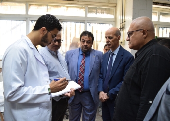 رئيس جامعة بني سويف يطمئن على الطلاب المصابين في حادث ميكروباص بطريق الفيوم