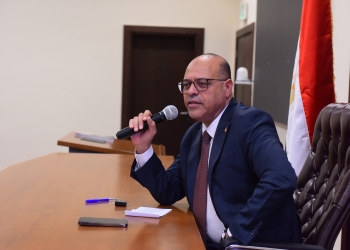 بالصور.. وزير العمل يُسلم عقود عمل للمتقدمين على فرص عمل في مجال الزراعة بالأردن