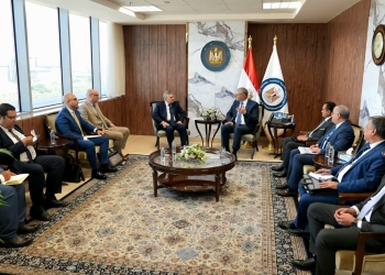 وزير البترول يبحث مع رئيس هيئة قناة السويس إقامة محطة لتسييل وتخزين الغاز الطبيعي ببورسعيد لتموين قاطرات الهيئة