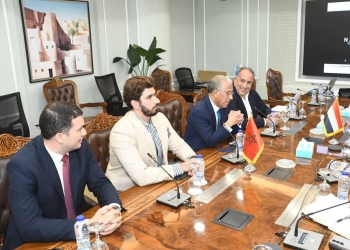 وزير الإسكان يلتقي السفير المغربي لبحث أوجه التعاون بين مصر والمغرب