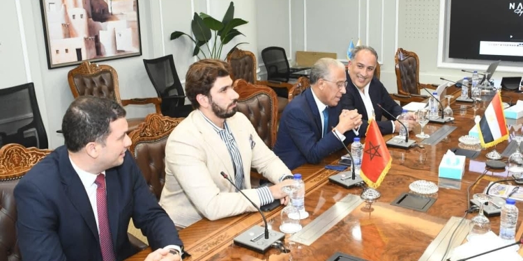 وزير الإسكان يلتقي السفير المغربي لبحث أوجه التعاون بين مصر والمغرب